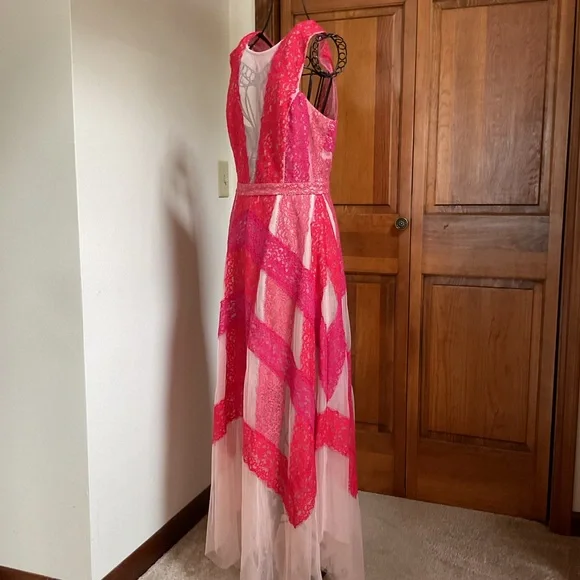 BCBGMAXAZRIA Lace & Tulle Illusion Midi Dress, 6 - Picture 4 of 9